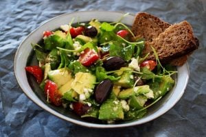 piatto di insalata bilanciata e nutriente