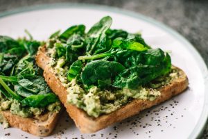 toast con verdure ed avocado