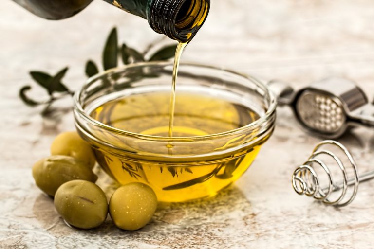 Olio d'oliva vs olio vegetale qual è più sano? CrossMAG Olio d'oliva vs olio vegetale qual è più sano? CrossMAG